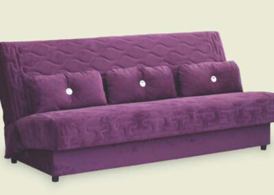 Kauč na razvlačenje u svetlo ljubičastoj, lila boji sa ri jastuka